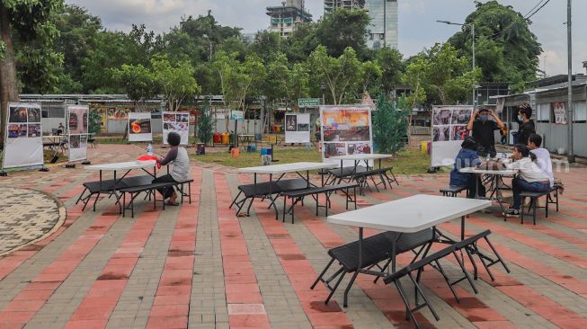 Suasana pameran fotografi Rekam Jakarta 2020 di Thamrin 10, Jakarta Pusat, Sabtu (5/12). [Suara.com/Alfian Winanto]