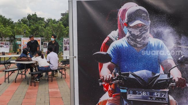 Aktivitas pengunjung usai melihat pameran fotografi Rekam Jakarta 2020 di Thamrin 10, Jakarta Pusat, Sabtu (5/12). [Suara.com/Alfian Winanto]