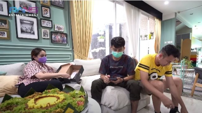 Nagita Slavina, Dimas Ahmad dan Raffi Ahmad saat merayakan ulang tahun Dimas. - (YouTube/RansEntertainment)