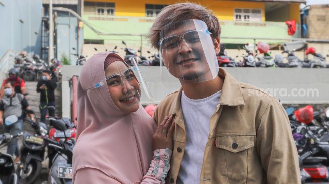 Gaya mesra pasangan selebriti Anisa Rahma dan Anandito Dwis saat ditemui di Kawasan Tendean, Jakarta Selatan, Kamis (3/12). [Suara.com/Alfian Winanto]