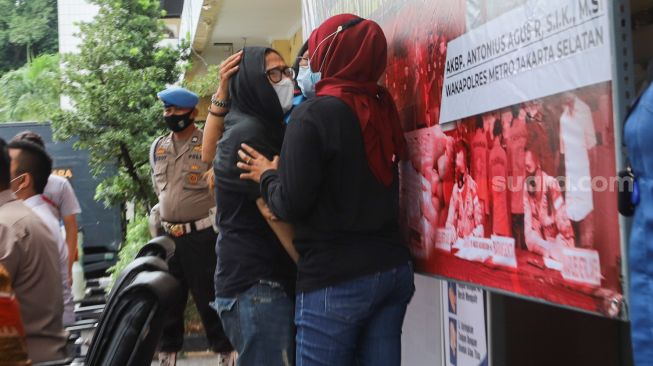 Mantan Penyanyi cilik Ratna Fairuz Albar atau Iyut Bing Slamet saat gelar konferensi pers kasus narkotika yang melibatkan dirinya di Polres Metro Jakarta Sekatan, Sabtu, (5/12). [Suara.com/Alfian Winanto]