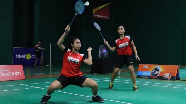 Isyana Syahira Meida (kiri) dan Bernadine Anindya Wardana (kanan) akan bertanding di tiga kategori Liga PB Djarum 2020, yaitu Tunggal Putri (U-17, U-19, dan Dewasa), Ganda Putri (U-15 & U-17), dan Mix (U-17). [Dok. PB Djarum]