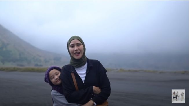 Zaskia Adya Mecca dan keluarga di Gunung Bromo, Malang, Jawa Timur. - (YouTube/TheBramantyo)