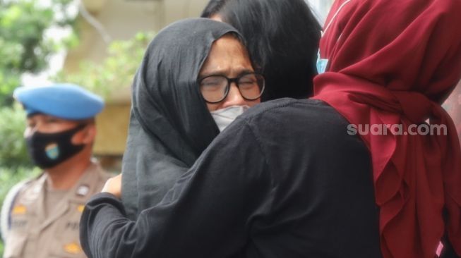 Mantan Penyanyi cilik Ratna Fairuz Albar atau Iyut Bing Slamet menangis saat gelar konferensi pers kasus narkotika yang melibatkan dirinya di Polres Metro Jakarta Sekatan, Sabtu, (5/12). [Suara.com/Alfian Winanto]