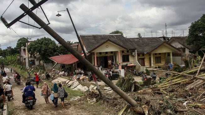 Sebuah tiang listrik berada dalam posisi miring pascabanjir di Perumahan De Flamboyan, Medan, Sumatera Utara, Jumat (4/12/2020). [ANTARA FOTO/Rony Muharrman]
