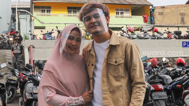 Pasangan selebriti Anisa Rahma dan Anandito Dwis berpose didepan kamera saat ditemui di Kawasan Tendean, Jakarta Selatan, Kamis (3/12). [Suara.com/Alfian Winanto]