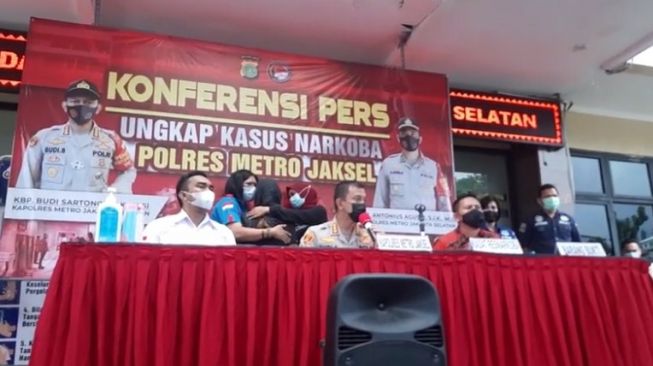 LIVE STREAMING: Rilis Penangkapan Iyut Bing Slamet Terkait Kasus Narkoba