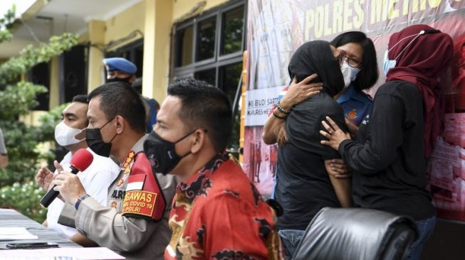 Kapolres Metro Jakarta Selatan Kombes Budi Sartono (kedua kiri), didampingi Kasat Resnakoba Kompol Wadi Sabani (ketiga kiri), memberikan keterangan pers saat rilis kasus pengungkapan penyalahgunaan narkoba dengan tersangka mantan penyanyi cilik Ratna Fairuz Albar atau Iyut Bing Slamet di Mapolres Jakarta Selatan, Jakarta, Sabtu (5/12/2020). [ANTARA FOTO/Hafidz Mubarak A]