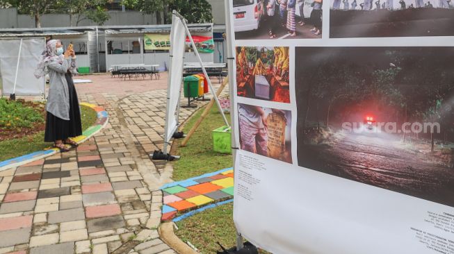 Pengunjung mengamati karya di pameran fotografi Rekam Jakarta 2020 di Thamrin 10, Jakarta Pusat, Sabtu (5/12). [Suara.com/Alfian Winanto]