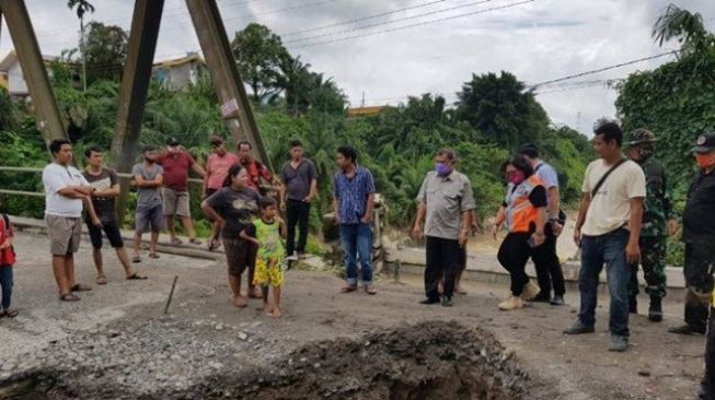 Jembatan Merah Tuntungan Longsor, Bupati Instruksikan Lakukan Perbaikan