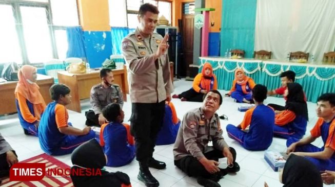 Pelajar Disabilitas di Majalengka Dapat Bantuan Sepatu Olahraga
