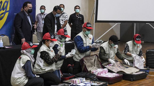 Ketua KPK Firli Bahuri (kiri atas) menyaksikan gelar barang bukti Operasi Tangkap Tangan (OTT) tindak pidana korupsi pada program bantuan sosial di Kementerian Sosial untuk penanganan COVID-19 di Gedung KPK, Jakarta, Minggu (6/12/2020) dini hari. ANTARA FOTO/Hafidz Mubarak