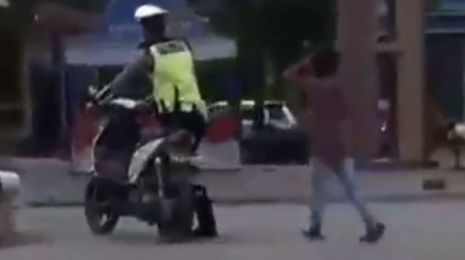 Viral Bocah Ngamuk saat Ditilang Polisi, Motornya Sampai Dibuang