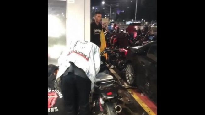 Seruduk 16 Motor di Kawasan Sudirman, Sopir Mercedez Benz Jadi Tersangka