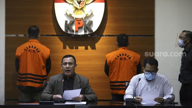 Ketua KPK Firli Bahuri (kedua kiri) didampingi Plt Juru Bicara KPK Ali Fikri (kedua kanan) memberikan keterangan kepada awak media terkait penahanan Menteri Sosial Juliari P Batubara di Gedung Komisi Pemberantasan Korupsi (KPK), Jakarta, Minggu (6/12/2020). [Suara.com/Angga Budhiyanto]