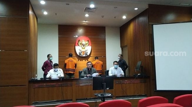 KPK resmi tahan Menteri Sosial setelah ditetapkan sebagai tersangka kasus korupsi bansos Corona. (Suara.com/M Yasir)