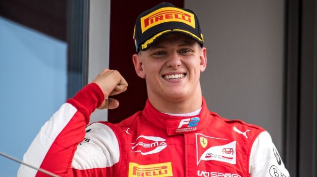 Mick Schumacher menyabet titel juara F2 2020 usai memenangi seri di Bahrain, Minggu (6/12/2020). [ANDREJ ISAKOVIC / AFP]