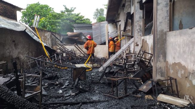 Diduga Korsleting Listrik, Gedung SMP 1 Jetis Hangus Dilalap si Jago Merah