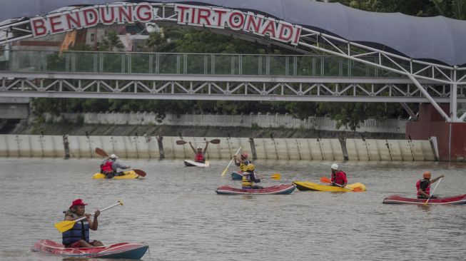 Komunitas Korps Relawan Peduli Sungai (Karsa) Soloraya mengikuti kegiatan Bermain Olahraga Kano Bersama di Bendungan Tirtonadi, Solo, Jawa Tengah, Minggu (6/12/2020). [ANTARA FOTO/Mohammad Ayudha]