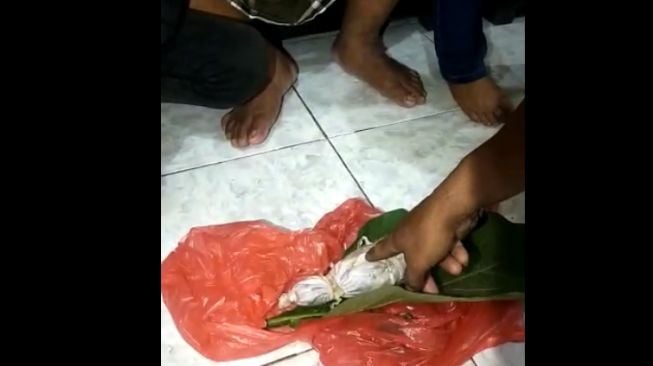 Bikin Merinding, Warga Temukan Pocong Mini dan Foto Wanita di Makam Keramat