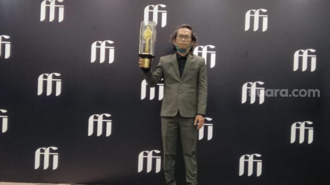 Gunawan Maryanto saat menang piala Festival Film Indonesia 2020 [Suara.com/Rena Pangesti]