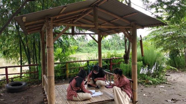 Sejumlah pengunjung  menyambangi destinasi wisata di bantaran Kali Opak, Bambing Opak Asri di Desa Canden, Kecamatan Jetis, Kabupaten Bantul, Minggu (6/12/2020). [Muhammad Ilham Baktora / SuaraJogja.id]