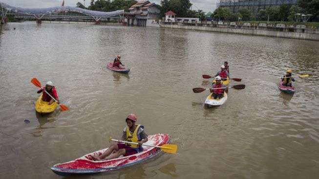 Komunitas Korps Relawan Peduli Sungai (Karsa) Soloraya mengikuti kegiatan Bermain Olahraga Kano Bersama di Bendungan Tirtonadi, Solo, Jawa Tengah, Minggu (6/12/2020). [ANTARA FOTO/Mohammad Ayudha]