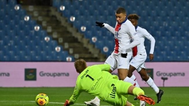 Aksi Kylian Mbappe saat mencetak gol ke-100 pada laga PSG vs Montpellier. (PASCAL GUYOT / AFP)