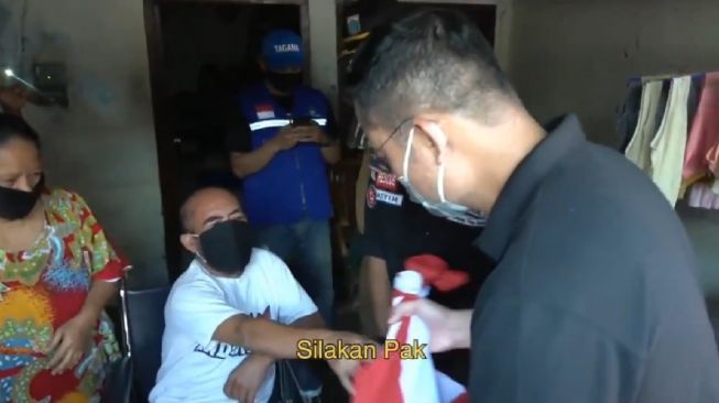 Gasak Dana Bansos COVID-19, Video Mensos Bagi Sembako Rp 300 Ribu Disorot