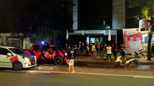 Brak! Pintu Ditendang, Detik-detik Ratusan Orang Serbu Markas TMP