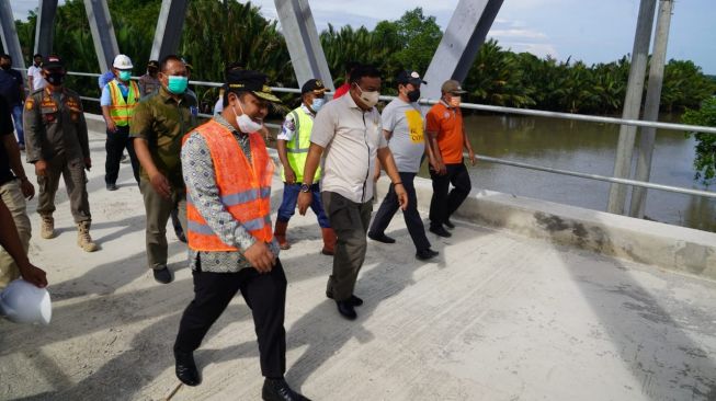 Wakil Gubernur Sulsel Andi Sudirman Sulaiman dan Bupati Bone Andi Fashar Padjalangi mengunjungi jembatan Sungai Watu, Kecamatan Cenrana, Bone, Minggu (6/12/2020) / [Foto: Humas Pemprov Sulsel]