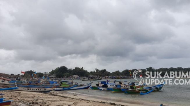 Cuaca Buruk! Ratusan Perahu Nelayan Ujunggenteng Sukabumi Naik ke Darat