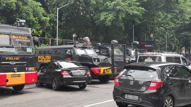 Rizieq Dipanggil Polisi, Aparat Jaga Ketat Polda dan Siagakan Mobil Taktis