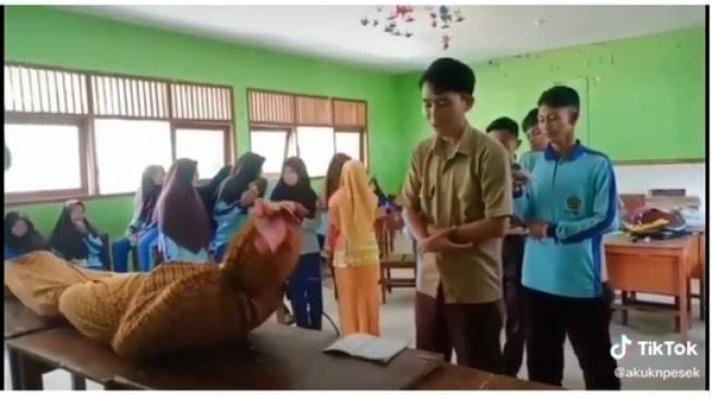 Viral 'Jenazah' Bangun Lagi, Ternyata Lagi Praktik Salat di Sekolah