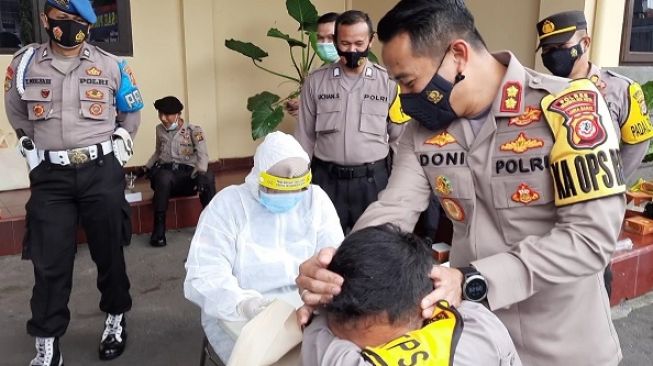 Polisi Takut Jarum Suntik, Kapolres: Sudah Merem Saja