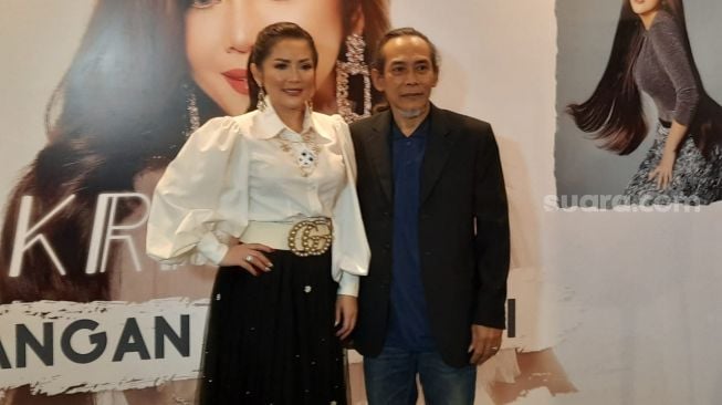 Kristina bersama kakak sekaligus manajernya, Agusta. [Evi Ariska/Suara.com]