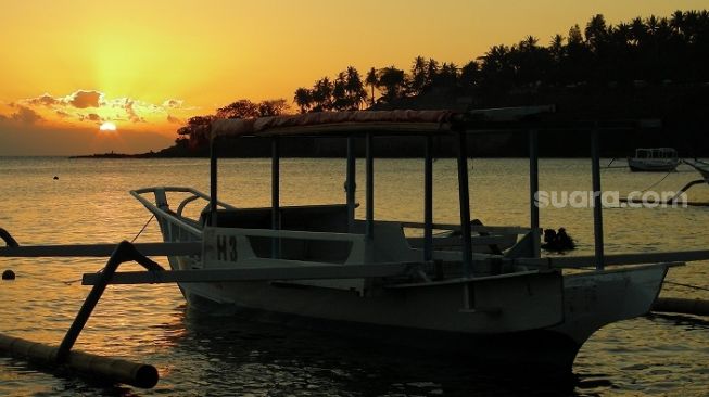 Pantai Senggigi dengan pemandangan mengarah ke Gunung Agung di Bali, tidak jauh dari Pantai Malimbu atau kadang kerap diplesetkan wisatawan asing menjadi Malibu (California) [Suara.com/CNR ukirsari].