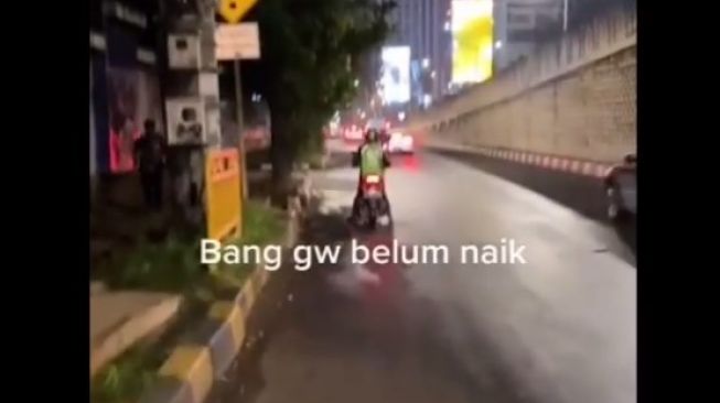 Aksi ojol meninggalkan penumpang di jalan, tak sadar kalau penumpang belum naik (Instagram)