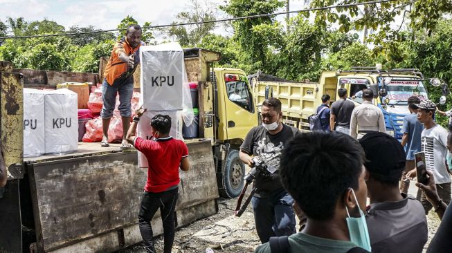 Petugas pengangkutan logistik Pilkada serentak di gudang KPU Keerom, Swakarsa, Distrik Arso, Kabupaten Keerom, Papua, Senin (7/12/2020). [ANTARA FOTO/Indrayadi TH]