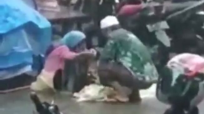 Viral Video Ustaz Borong Dagangan Nenek yang Kehujanan, Publik Kompak Salut