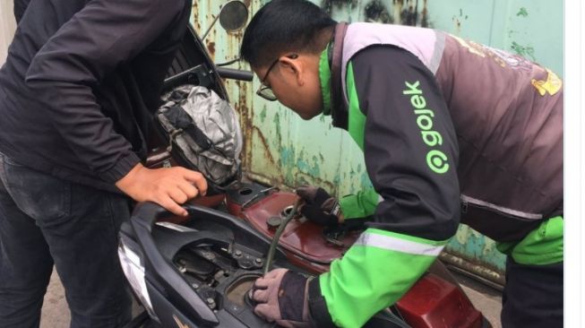 Aksi Ojol Ini Bikin Hati Pemotor Terenyuh, Terungkap Ini Dia Alasannya