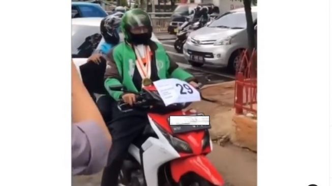 Seorag ojol jalani wisuda drive thru dengan ditemani ibunda tercinta (TikTok)