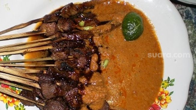 Sate bulayak berbahan daging sapi, jadi teman seru perjalanan bermobil di Lombok [Suara.com/CNR ukirsari].