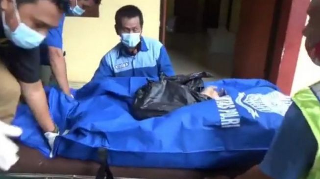 Jasad korban pembunuhan mutilasi di Kota Bekasi, Jawa Barat, tiba di RS Polri Kramat Jati untuk keperluan identifikasi forensik, Senin (7/12/2020). [ANTARA/Andi Firdaus]