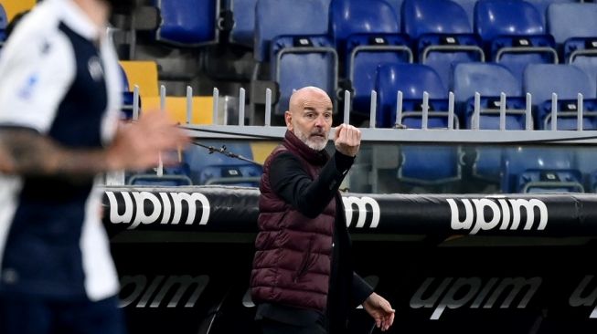 Pelatih AC Milan Stefano Pioli memberi instruksi saat timnya menghadapi Sampdoria di pekan ke-10 Liga Italia di Luigi Ferraris stadium, Senin (7/12/2020) dini hari WIB. [Andreas SOLARO / AFP]