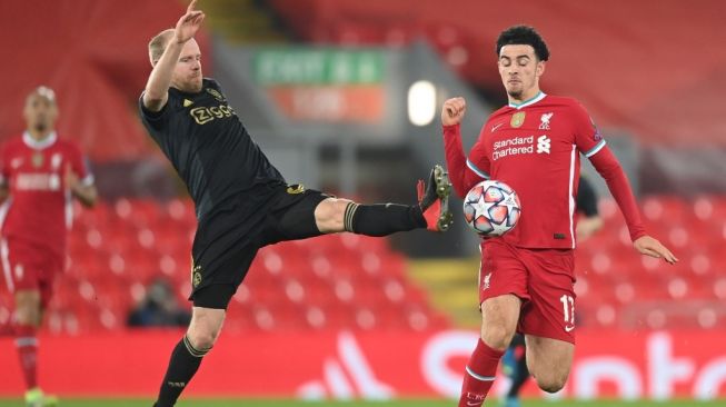 Gelandang sentral Liverpool, Curtis Jones (kanan). [Michael Regan / POOL / AFP]