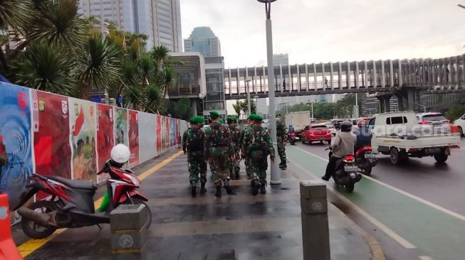 Penyidik Subdit I Kamneg Ditreskrimum Polda Metro Jaya dijadwalkan memeriksa Habib Rizieq Shihab dan menantunya Hanif Alatas, pada Senin (7/12/2020) ini. Penjagaan ketat oleh aparat gabungan TNI-Polri disiagakan di lokasi. (Suara.com/Bagaskara)