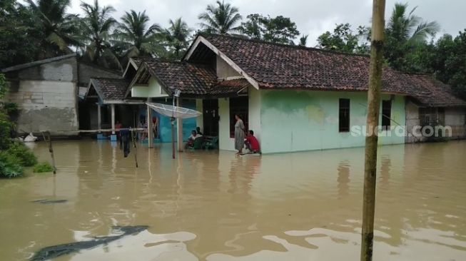 Kondisi banjir di Kampung Kalang Anyar, Desa Teluk Lada, Kecamatan Sobang, Kabupaten Pandeglang, Senin (7/12/2020). [Suara.com/Saepulloh]