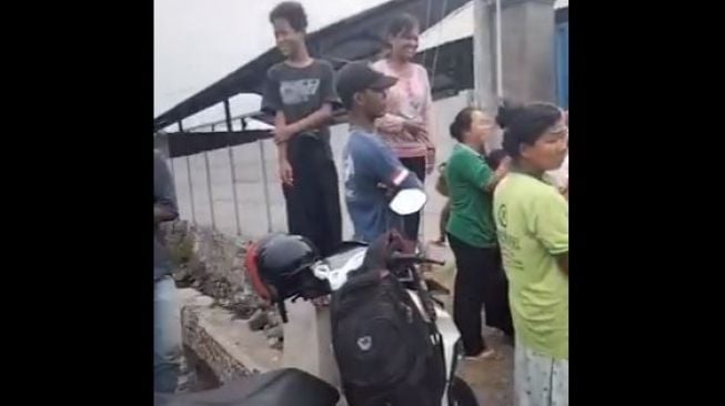 Heboh Video Kerumunan Orang Dikira Penemuan Mayat, Endingnya Mengejutkan