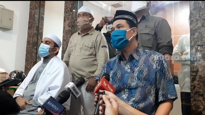 Sekretaris Jenderal FPI Munarman dalam konferensi pers soal penembakan polisi terhadap 6 pengawal Habib Rizieq di Jalan Tol Jakarta - Cikampek, Senin (7/12/2020) dini hari. [Suara.com/Bagaskara Isdiansyah]